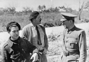 Hemingway with Joris Ivens and Ludwig Renn in Spain, 1936. Bundesarchiv Bild 183-84600-0001, CC BY-SA 3.0.