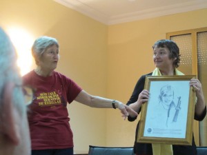Pauline Fraser and Glenda Browne present Felicia Browne’s work to the mayor of Tardiente.