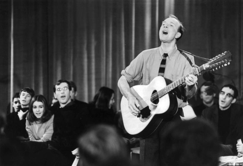 US folk singer Pete Seeger performs at a TV show in East Berlin, GDR, 03 January 1967. Photo by: Zentralbild/picture-alliance/dpa/AP Images.