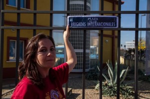 Almudena Cros, President of the de la Asociación de Amigos de las Brigadas Internacionales (AABI), symbolically anticipates the naming of the Plaza de las Brigadas Internacionales. Photo Oscar Rodriguez